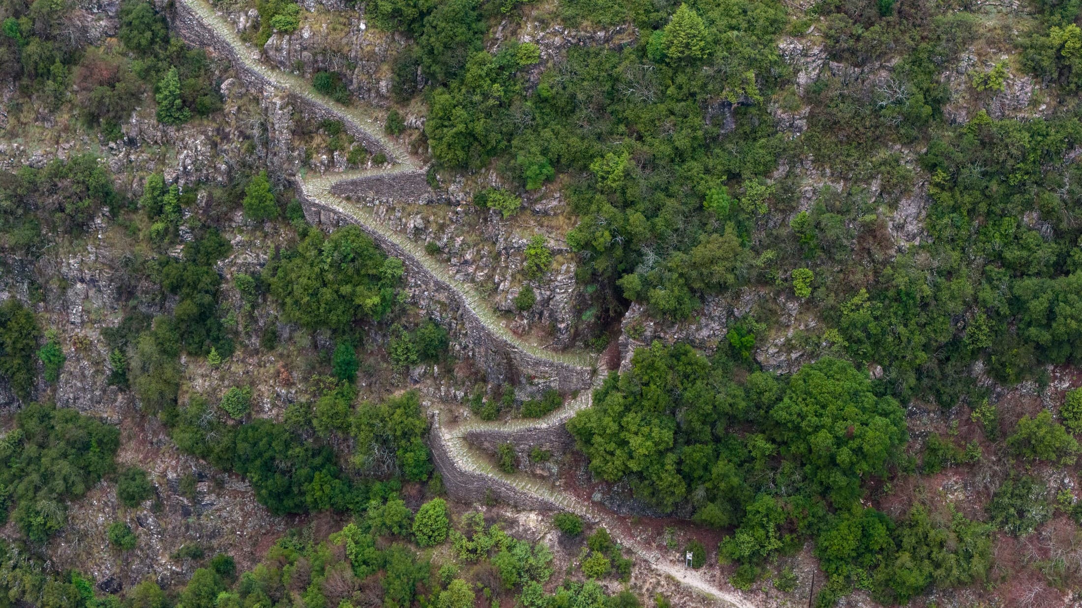 hiking-at-skala-vradetou